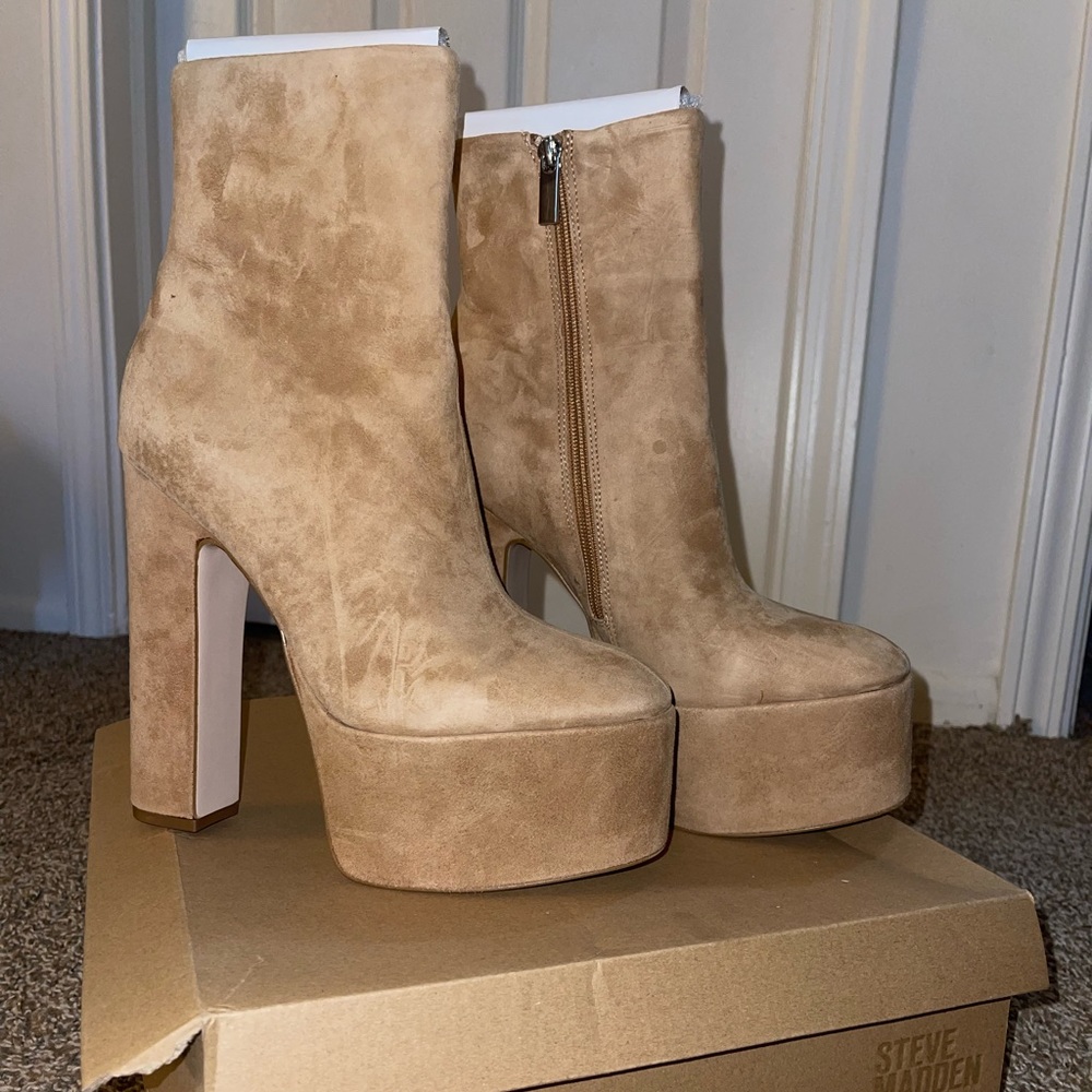 9.5 but it runs small. FITS LIKE A SIZE 9. Steve madden passion camel suede
